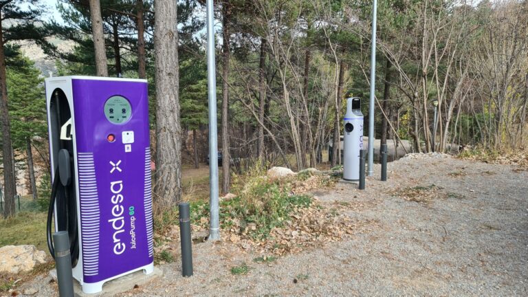 Instal·lació de dos punts de recàrrega dobles de vehicle elèctric a Saldes