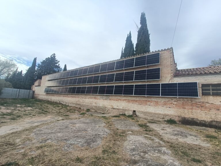 Instal·lació fotovoltaica a la paret exterior del cementiri de Puig-Reig