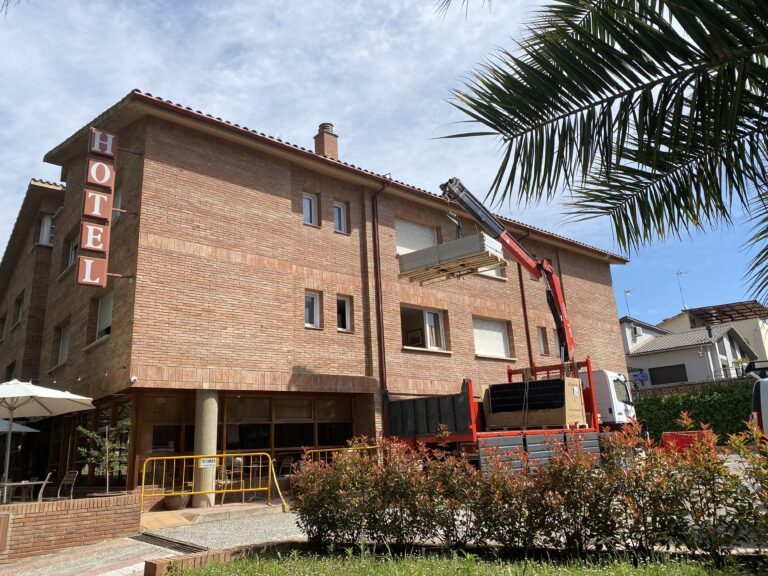 Instal·lació fotovoltaica a la teulada de l'Hotel Estel de Berga