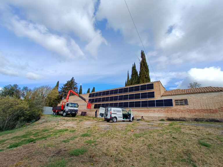 Instal·lació fotovoltaica a la paret exterior del cementiri de Puig-Reig