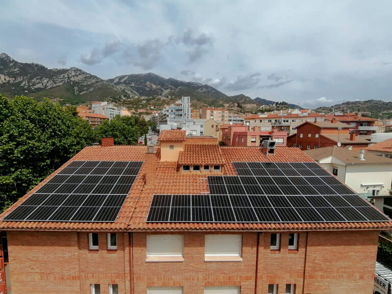 Instal·lació fotovoltaica a la teulada de l'Hotel Estel de Berga