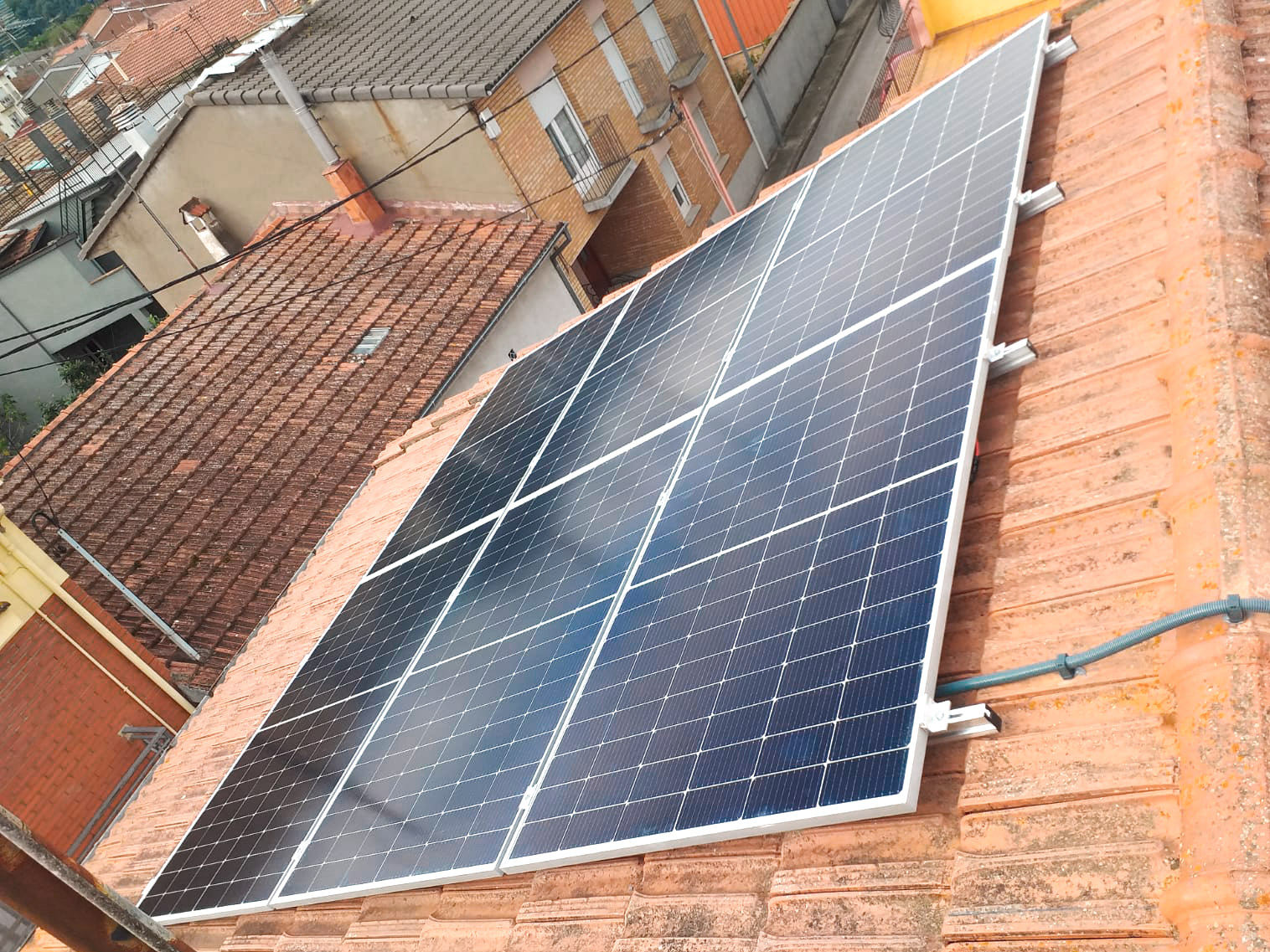Instal·lació fotovoltaica en una casa d'Olot.