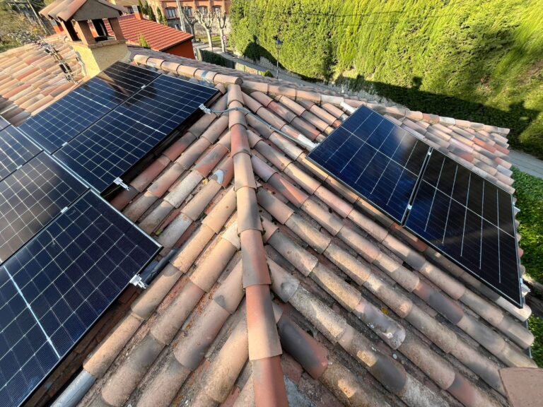 Instal·lació de plaques solars amb optimitzadors en un xalet de segona residència a Viladrau