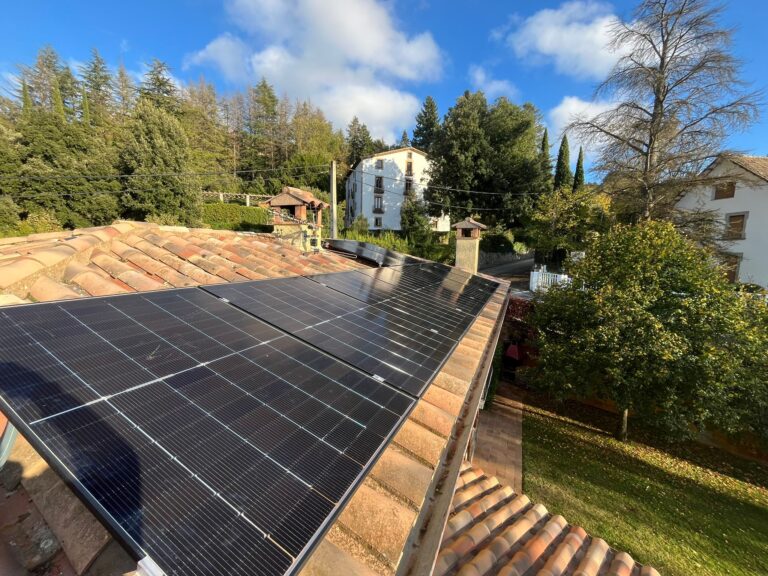 Paneles solares de alta eficiencia instalados en el tejado de una vivienda en Viladrau.