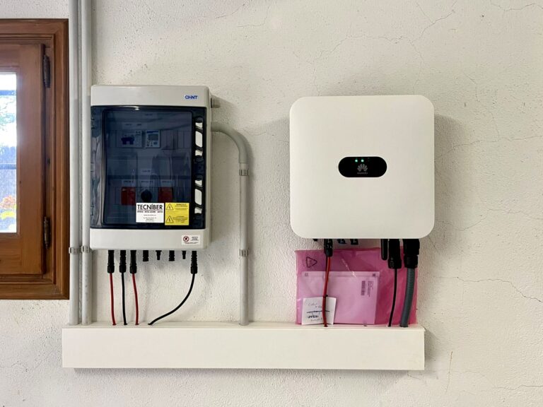 Tecniber instal·lant un sistema solar fotovoltaic per autoconsum en una segona residència.