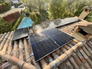 Instalación de placas solares con optimizadores en una segunda residencia en Viladrau.