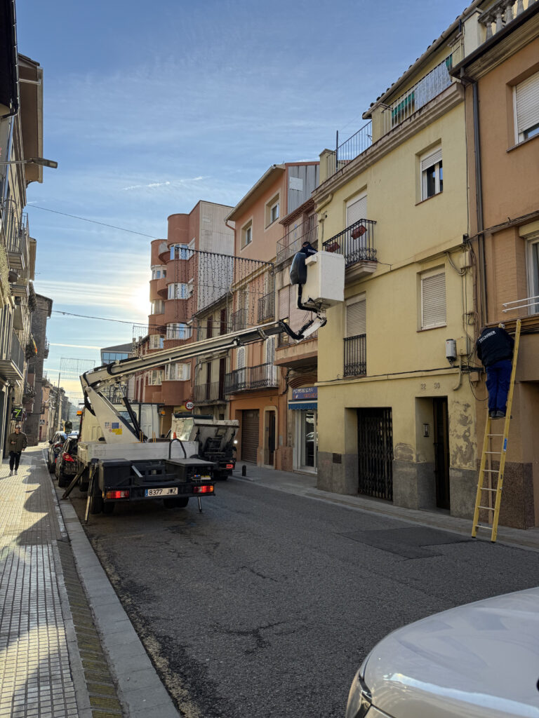 Treballadors de Tecníber instal·lant les llums de Nadal al Carrer del Roser de Berga.