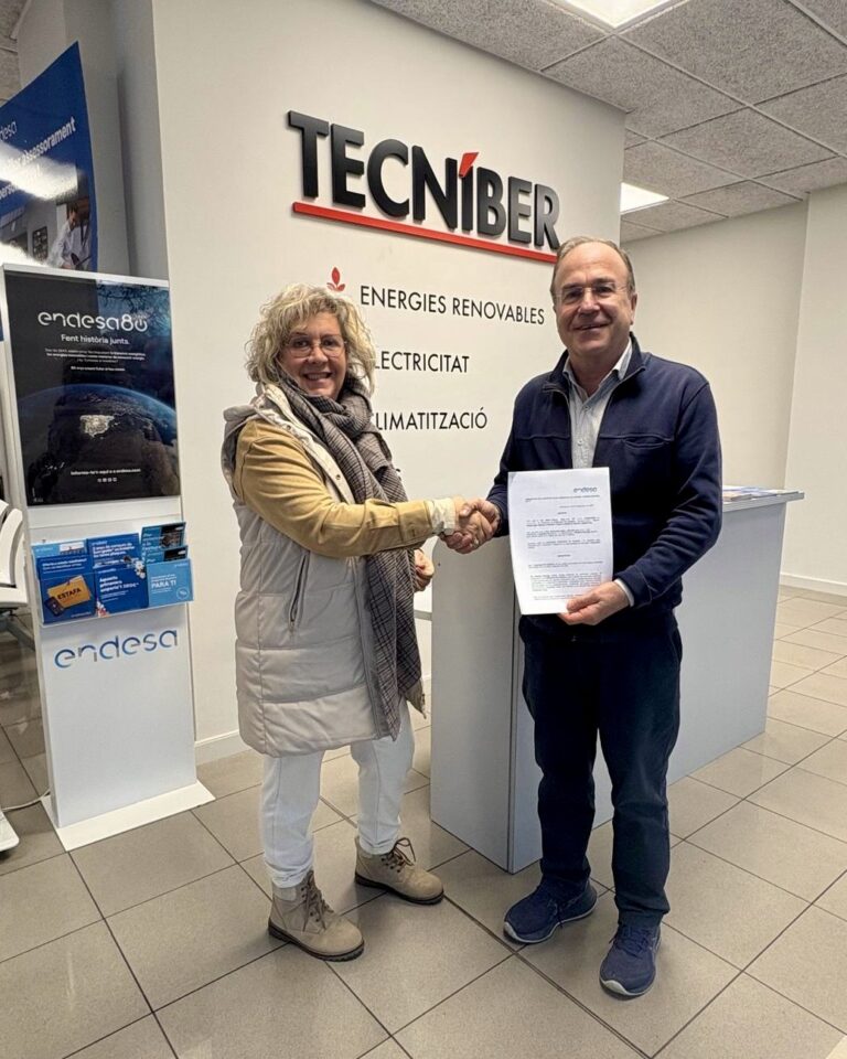 Josep Fígols de Tecníber i Núria Simon de Vic Comerç, signant un nou conveni.