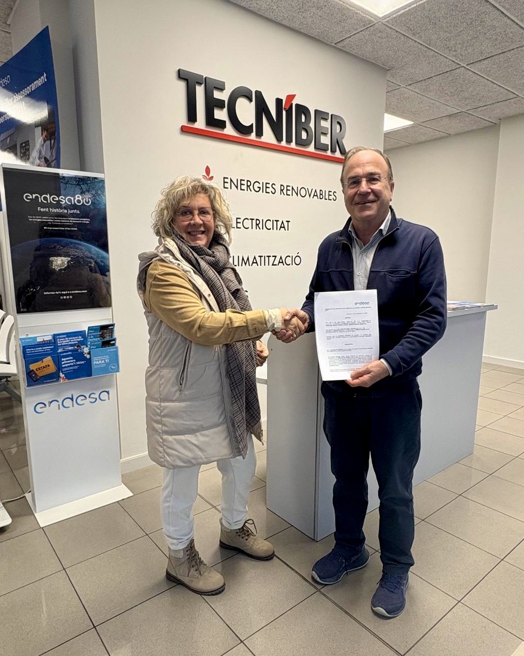 Josep Fígols de Tecníber i Núria Simon de Vic Comerç, signant un nou conveni.