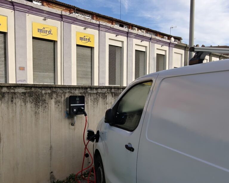 Furgoneta elèctrica utilitzant un carregador que ha instal·lat Tecníber a Berga.