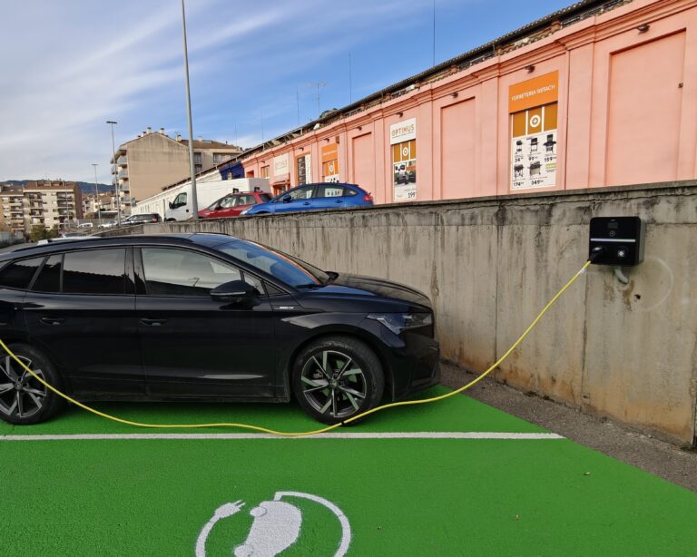 Vehicle elèctric utilitzant un carregador que ha instal·lat Tecníber a Berga.