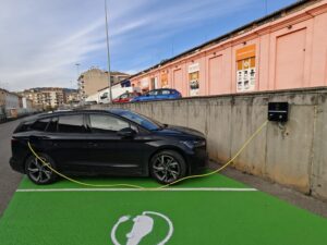 Vehicle elèctric utilitzant un carregador que ha instal·lat Tecníber a Berga.