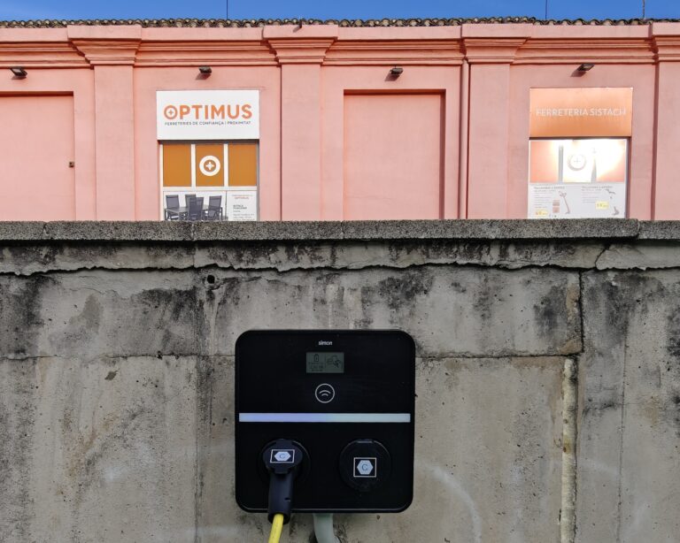Carregador elèctric a Berga, instal·lat per Tecníber.