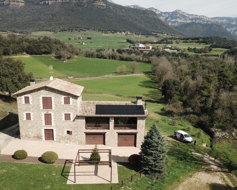 Instal·lació de plaques solars fotovoltaiques en una casa rural a Avià