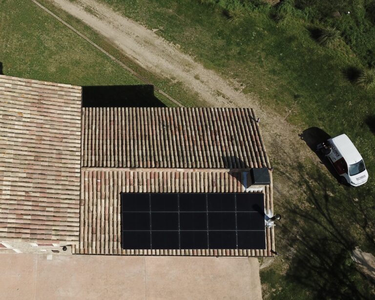 Detall de les plaques solars instal·lades a la coberta d’una casa rural a Avià