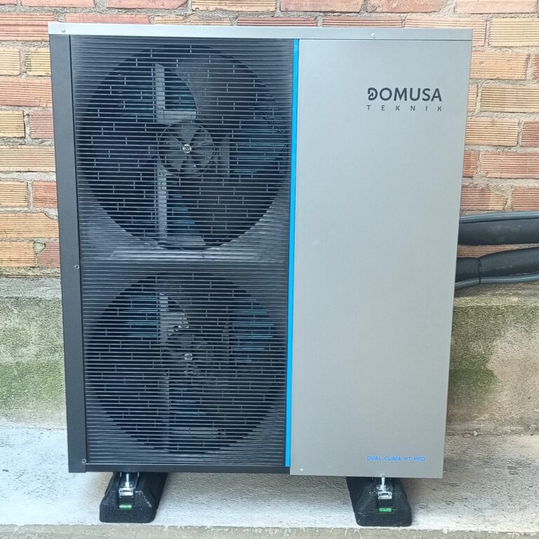 Unitat exterior d’aerotèrmia d’alta temperatura instal·lada a Puig-reig per substituir una caldera de gasoil