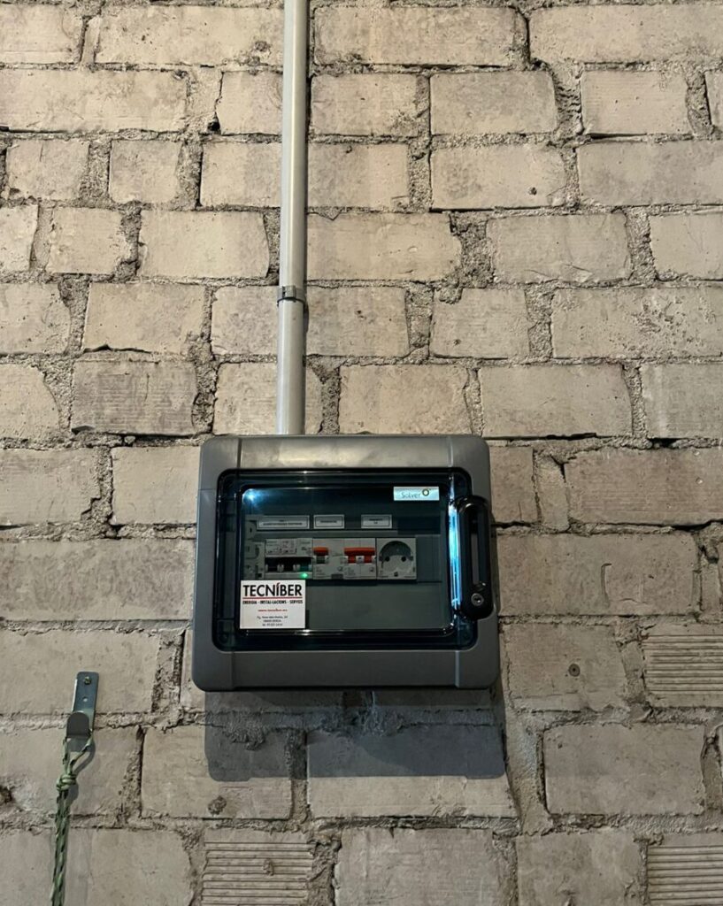 Carregador de bicicleta elèctrica instal·lat per l'empresa Tecníber.