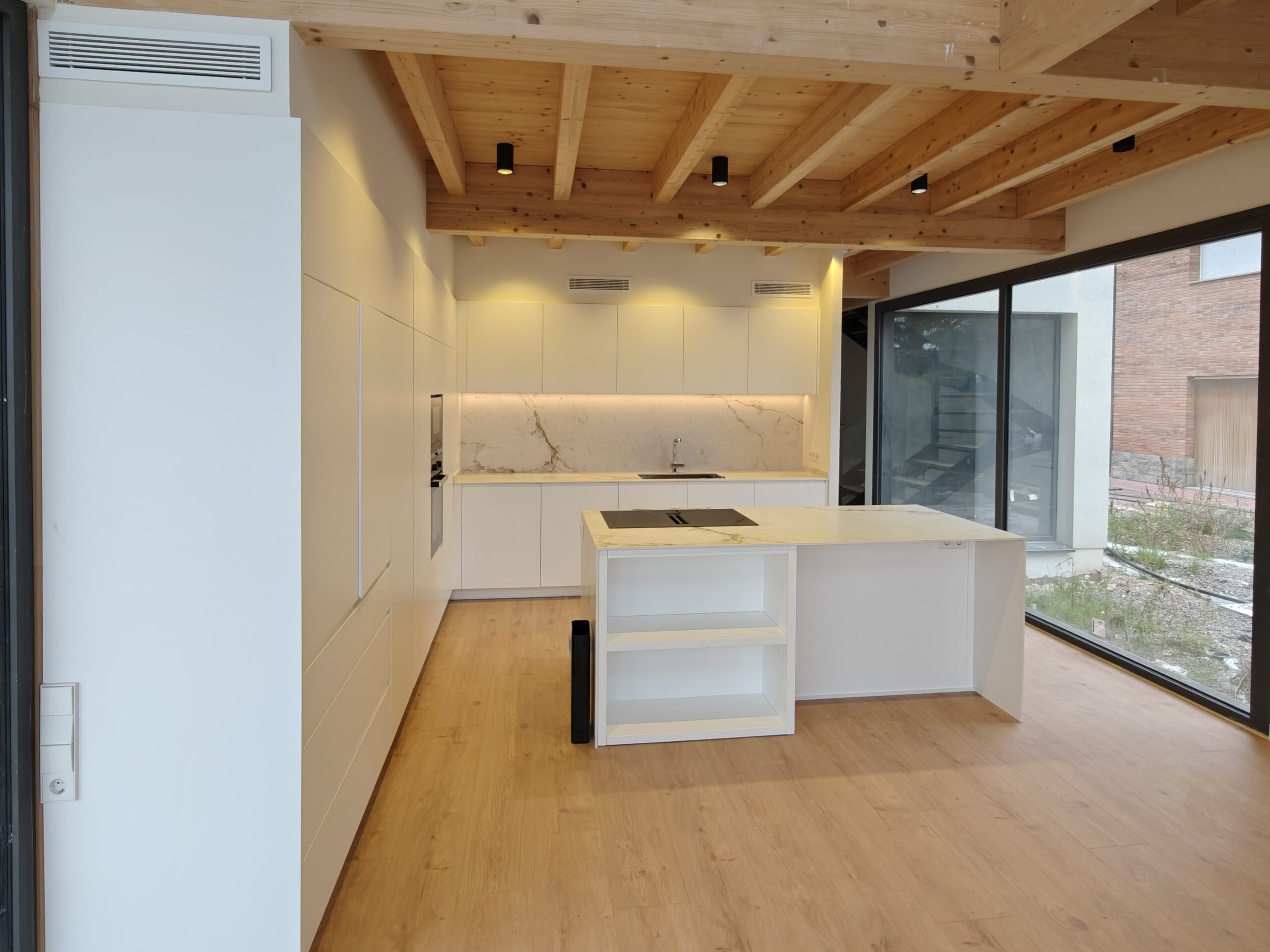 Habitatge de nova construcció a Berga amb les instal·lacions d'aerotèrmia, electricitat, calefacció, fontaneria i telecomunicacions realitzades per Tecníber.