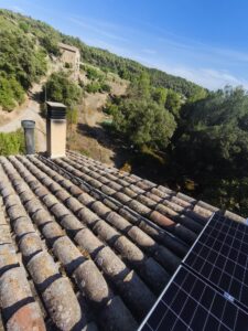 Plaques solars fotovoltaiques instal·lades en una casa de turisme rural al Berguedà per a l'autoconsum elèctric.