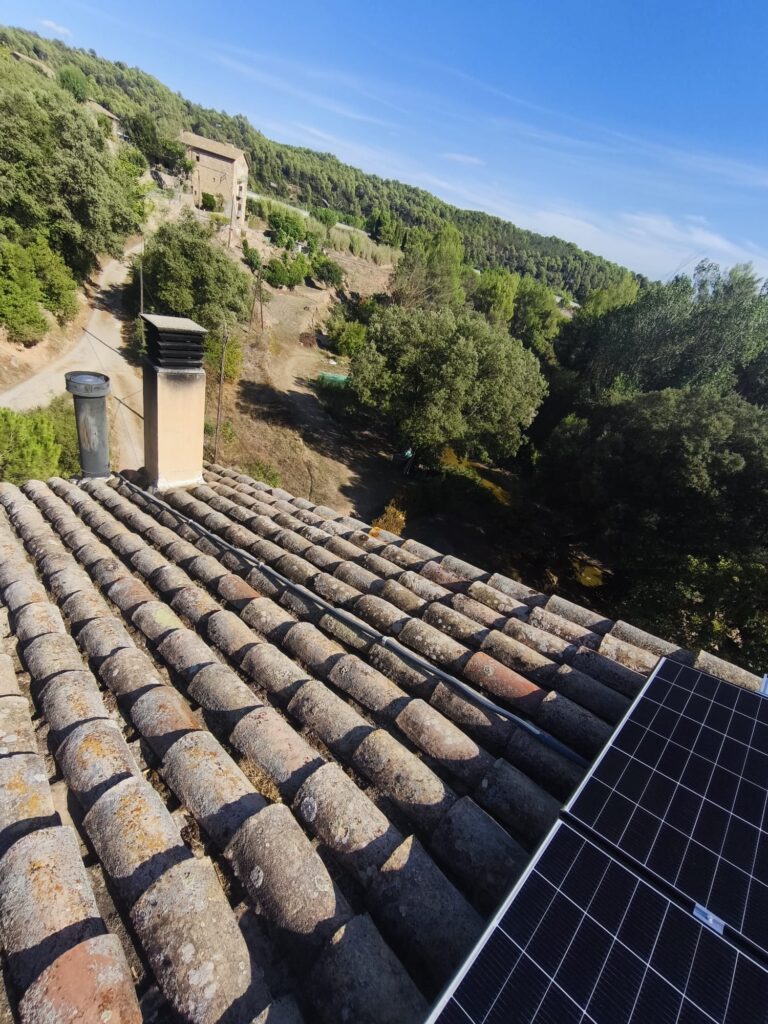 Plaques solars fotovoltaiques instal·lades en una casa de turisme rural al Berguedà per a l'autoconsum elèctric.