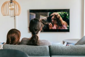 Sala d'estar amb televisió i dispositius connectats, representant els serveis de llum, fibra, mòbil i Orange TV disponibles a Tecníber.