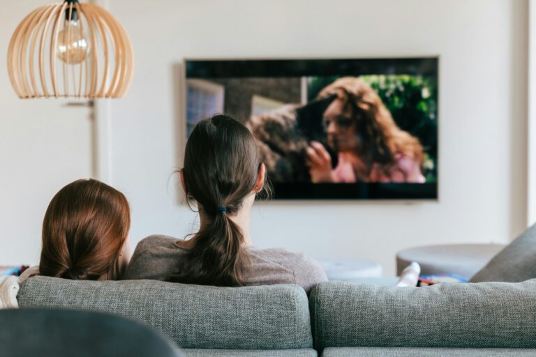 Sala d'estar amb televisió i dispositius connectats, representant els serveis de llum, fibra, mòbil i Orange TV disponibles a Tecníber.