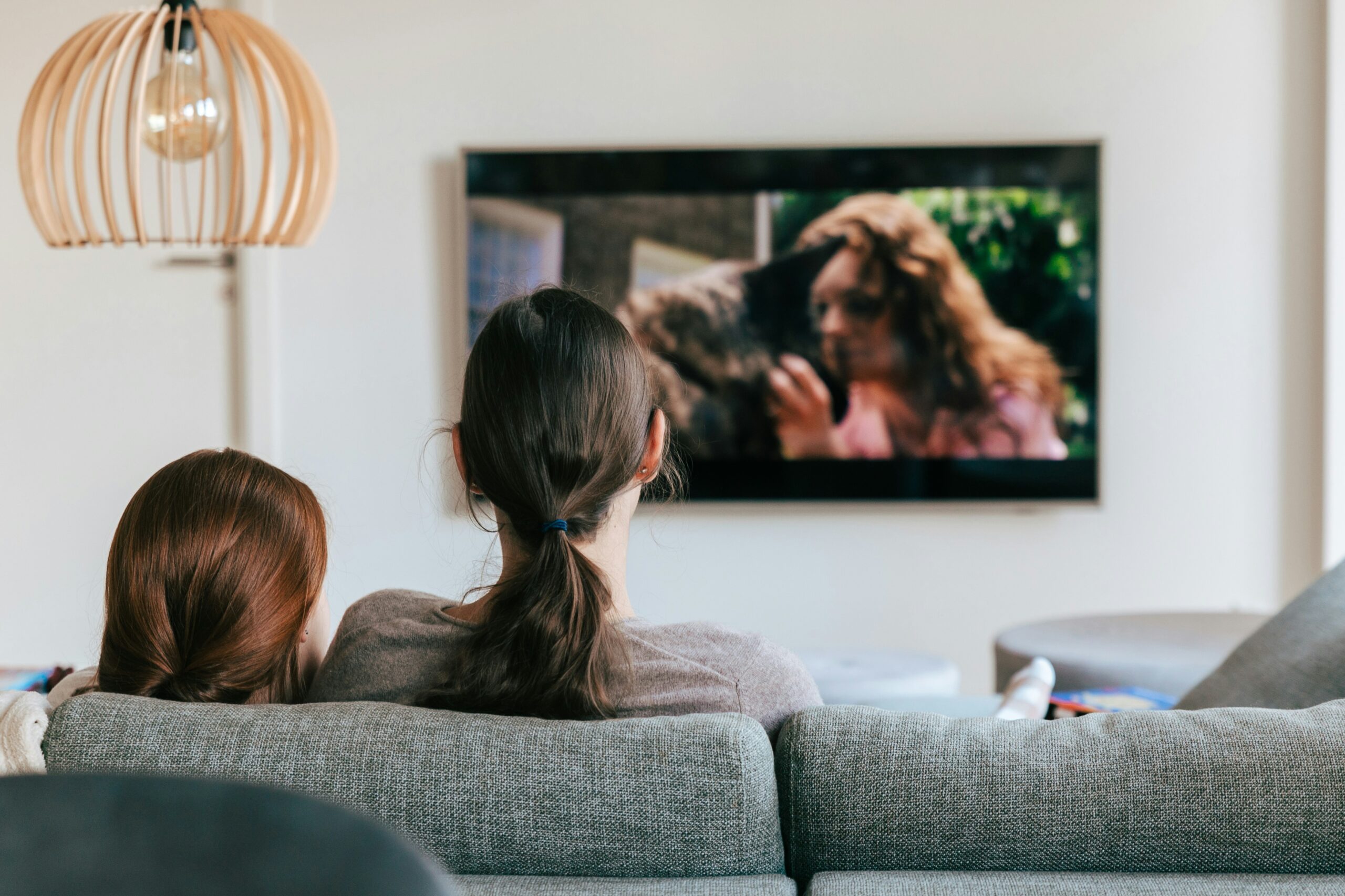 Sala d'estar amb televisió i dispositius connectats, representant els serveis de llum, fibra, mòbil i Orange TV disponibles a Tecníber.